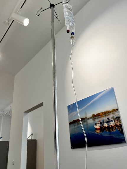 La vista dal lettino d’infusione: nei casi più gravi, ai pazienti vengono somministrati anticorpi per via endovenosa. A seconda della preparazione, sono farmaci che costano oltre 1000 euro a infusione. Il trattamento è pagato dalla cassa malati.