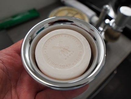 Pour le savon à barbe, vous avez besoin d'un récipient pour le stocker - et pour préparer la mousse.