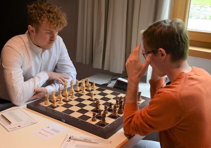 Schaffst du es, Schach-Profi Oliver zu besiegen?