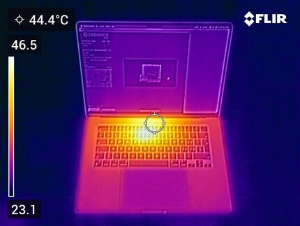 Nello stress test della CPU, il case raggiunge i 46 gradi centigradi. Ma il poggiapolsi diventa solo tiepido.