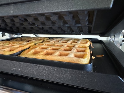 In den beiden Waffelplatten wird aus dem Teig die Waffel. Den Deckel habe ich nur fürs Foto kurz angehoben. Er sollte während des Backvorgangs geschlossen bleiben, bis es piept.