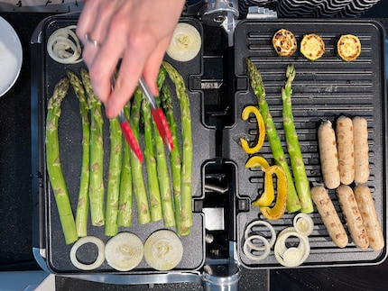 Jede Grillplatte ist ein gutes Stück grösser als ein DIN-A4-Blatt – mit viel Gemüse wird es auch mal etwas eng.