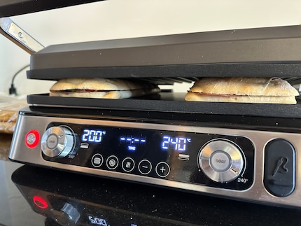 Für die Panini habe ich den Deckel so eingestellt, dass er die Brötchen ein wenig andrückt.