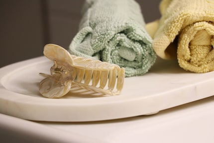 Sempre a portata di mano: fermaglio per capelli e asciugamani puliti.