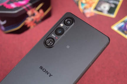Les surfaces rugueuses et rainurées améliorent la prise en main du Sony Xperia 1 V.