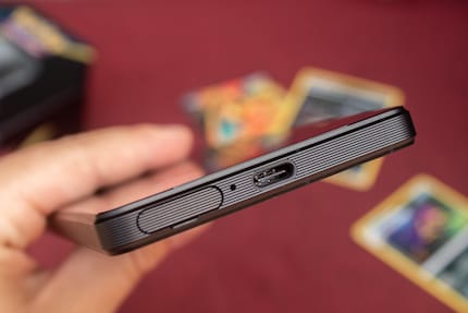 Ici le port USB-C et un slot pour carte qui s’ouvre sans outil.