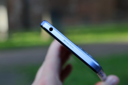 Ein 3,5-mm-Klinkenanschluss für Kopfhörer ist bei günstigen Smartphones verbreiteter als bei teuren Modellen.