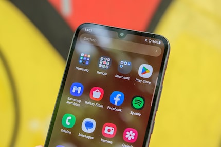 Samsung installiert viele Apps vor, verspricht aber auch lange Updates zu liefern.