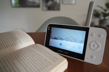 Même dans l'obscurité de la chambre de bébé, le vidéophone connecté Avent me fournit une image HD de bonne qualité.