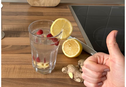 Les baies congelées par choc, en particulier, sont de bonnes sources de nutriments. Le citron et le gingembre ajoutent de la saveur à l'eau vitaminée faite maison.