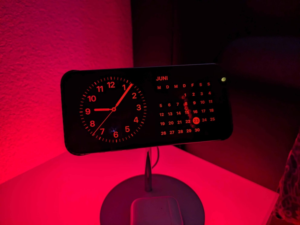 StandBy switches to the red watch face automatically when the sensor measures low light.