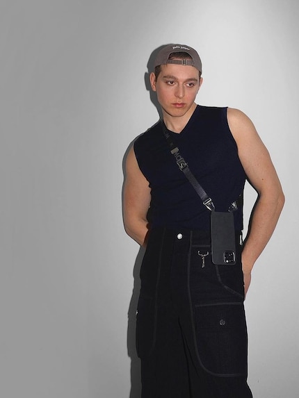 Die komplett schwarze Version macht sich besonders gut in einem All-Black-Look.