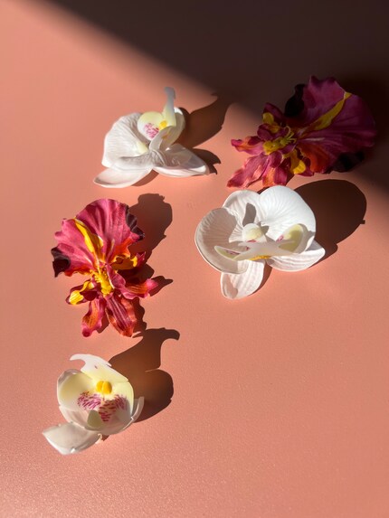 Hier habe ich die Fake-Orchideenblüten bereits vom Stiel getrennt.