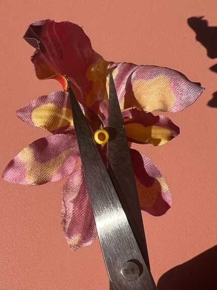 Damit sie möglichst flach auf der Haarnadel sitzen, schneide ich den Stummel nach.