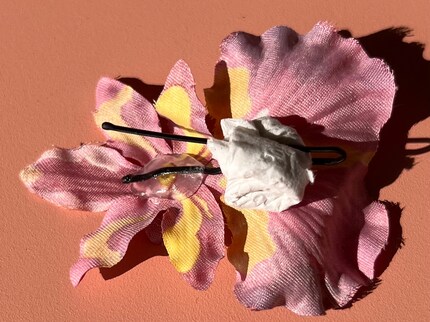 Das Stück Papier kannst du entfernen, sobald der Leim kühl ist.