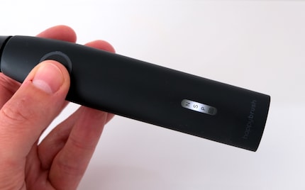 Startknopf und LED für die Putzmodi am Handstück.