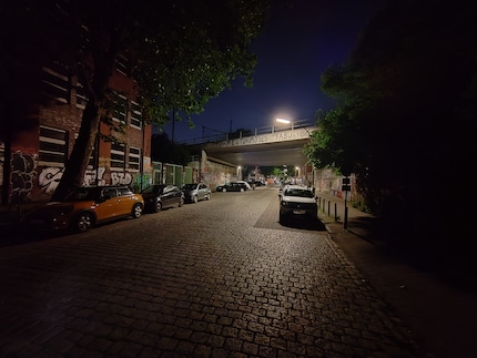 Fotocamera ultra-grandangolare, modalità notturna.