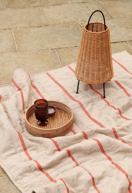 Thanks to the adjustable feet, the light can be levelled on uneven surfaces.