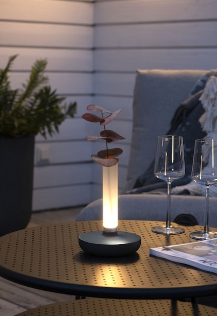 Brings the room and flowers to life: The table lamp «Biarritz».