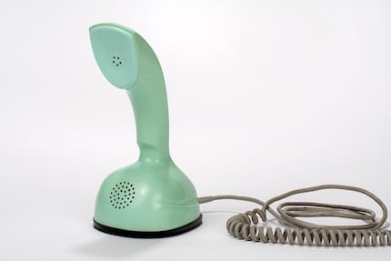 Ericofon-Standfussapparat aus Schweden, in der Schweiz ab 1960 verbreitet, Wählscheibe im Fuss. Wählscheibe! Wer kennt dieses Wort noch?