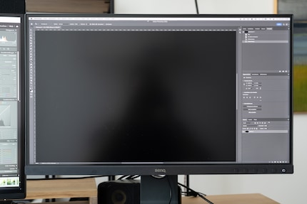 A titolo di confronto, il BenQ SW271, anch'esso con rivestimento opaco. Sono nello stesso posto davanti alla mia parete bianca, ho anche sistemato le impostazioni della macchina fotografica.