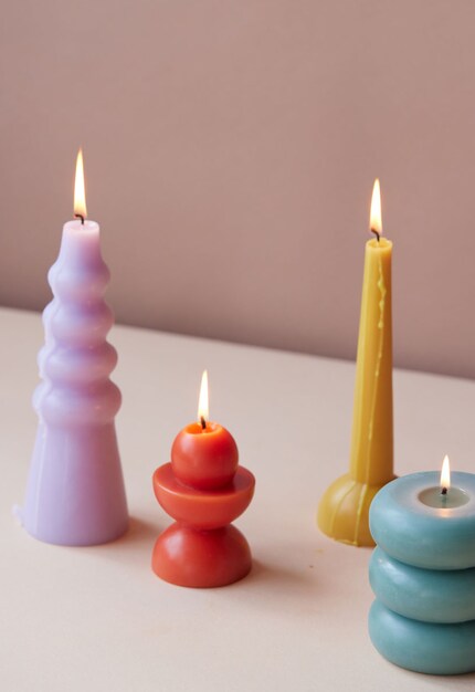 Als wäre Farbe nicht schon genug, sind die bunten Kerzen auch verdreht oder kurvig.