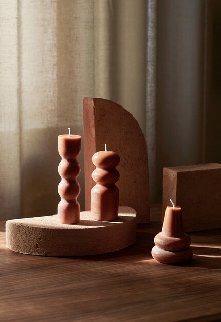 Bei der Torno-Stabkerze findet ein Wechselspiel zwischen zurückhaltenden Farben und geometrischen Formen statt.
