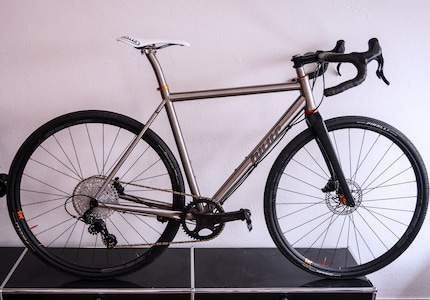 Questa gravel bike con telaio in titanio e cambio meccanico Campagnolo fa battere forte il cuore anche a me.