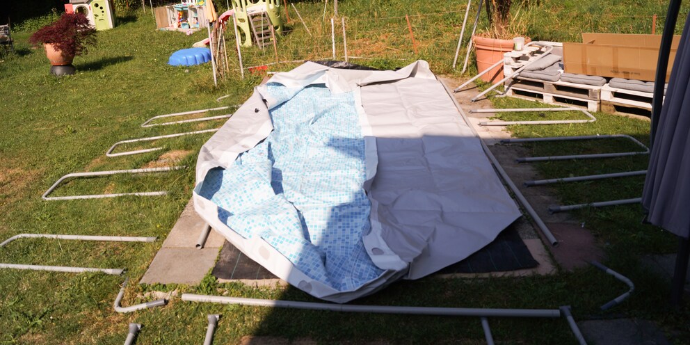 Disporre accuratamente le singole parti prima del montaggio è cosa buona e giusta anche quando assembli una piscina.