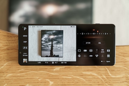 L'interfaccia in modalità «P» è simile a quella di una grande Sony Alpha in formato orizzontale.