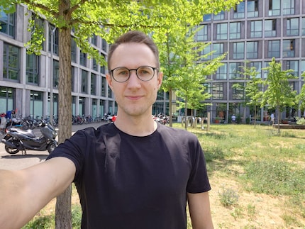 I selfie dell'Xperia hanno colori ricchi, ma soprattutto una nitidezza generata digitalmente.