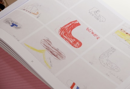Damit das Design-Duo auf die Gestaltungswünsche von Kindern eingehen konnte, hat es Kinder ihren Traumschuh zeichnen lassen.