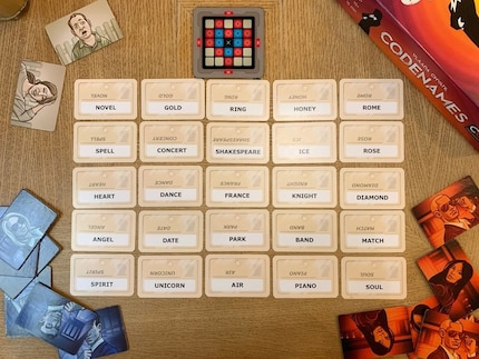 Il campo di gioco consiste in una matrice di 25 quadrati.