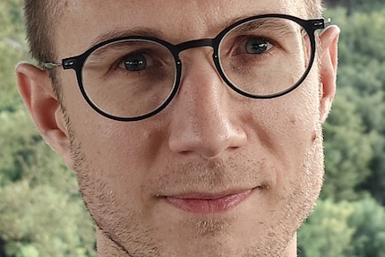 Nella vista al 100 percento risulta evidente l'eccessiva nitidezza delle foto in formato JPG. Soprattutto per la pelle, questo è un problema.