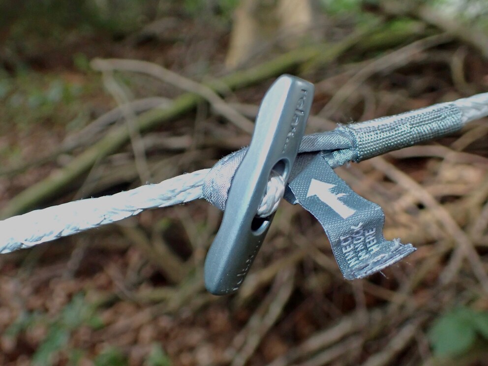 Assure un bon maintien : la tige en aluminium tient bien dans la boucle.