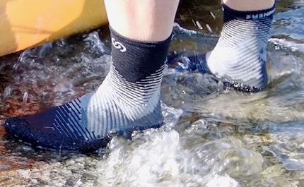 Les chaussons sont bien adaptés à l’eau et adhèrent bien au pierres glissantes. 