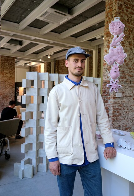 Maxwell Ashford réactualise le ballon de baudruche. 