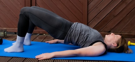 Le demi-pont renforce mon dos ainsi que mes jambes et mon fessier.