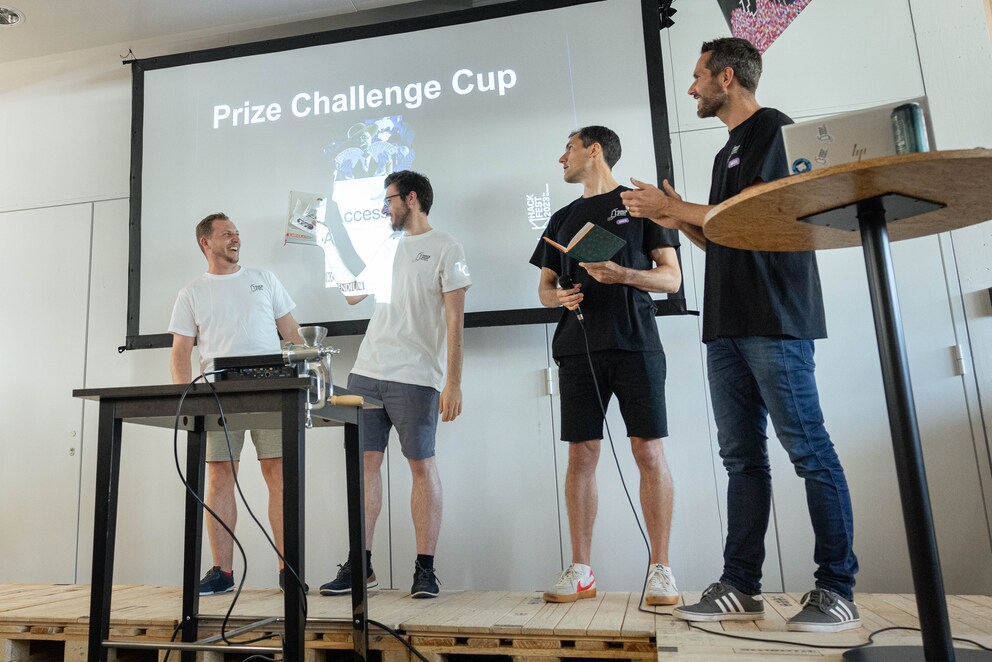 Presentation of the Founders Prize.