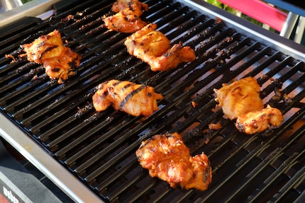 Des belles marques de grillade sur les steaks de poulet... 