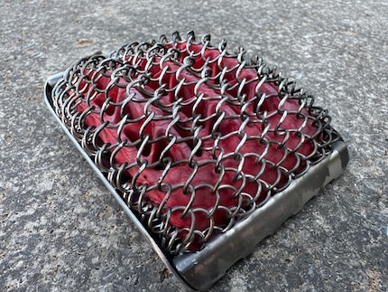 La tête de brosse avec grille métallique et insert en silicone.