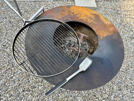 Terrain d'essai pour la brosse à barbecue Oxo chez moi, dans mon jardin : boule de feu avec grille et plaque plate.