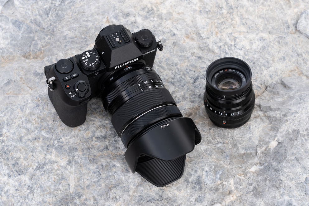 La Fujifilm X-S20 è piccola, ma comunque comoda. L'obiettivo 16-80 mm (sulla fotocamera) è più grande degli altri zoom da viaggio, ma il 23 mm f/2 (a destra) ha la più piccola lunghezza focale fissa della gamma.