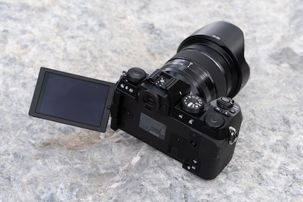 Tutte e tre le fotocamere hanno un display pieghevole e ruotabile. Quello della Fujifilm X-S20 ha la risoluzione più alta. È un peccato che il mirino elettronico sia il peggiore nel campo di prova.