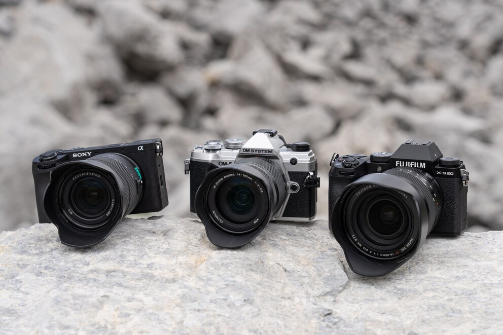 I tre modelli di prova: Sony Alpha 6700 (a sinistra), OM System OM-5 (al centro) e Fujifilm X-S20 (a destra).