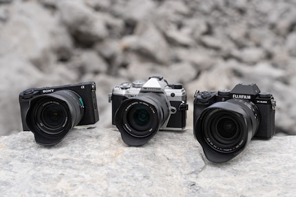 I tre modelli di prova: Sony Alpha 6700 (a sinistra), OM System OM-5 (al centro) e Fujifilm X-S20 (a destra).