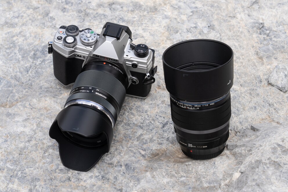 Per l'OM System, ho scelto il 25 mm f/1,2 (a destra) come lunghezza focale fissa, che offre molto bokeh ma è relativamente grande. D'altra parte, lo zoom da viaggio 14-150 mm (sulla fotocamera) è molto compatto.