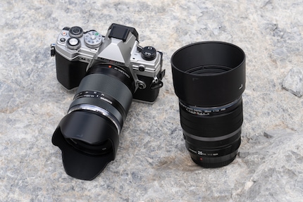 Per l'OM System, ho scelto il 25 mm f/1,2 (a destra) come lunghezza focale fissa, che offre molto bokeh ma è relativamente grande. D'altra parte, lo zoom da viaggio 14-150 mm (sulla fotocamera) è molto compatto.