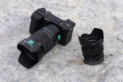 La Sony A6700 ha un aspetto massiccio, ma sta bene in mano. Ho scelto un 18-135 mm (sulla fotocamera) e un 35 mm f/1,8 (a destra): entrambi sono molto leggeri.