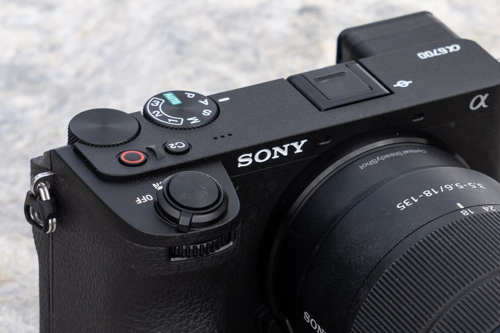 La rotella di configurazione anteriore di Sony è incassata troppo in basso e posizionata in modo non ottimale. Il resto del layout mi piace.
